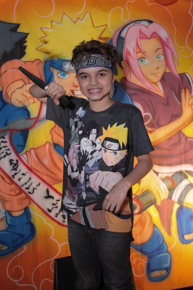 rafael em frente a mesa do parabéns no Buffet Planeta Prime, Alphaville