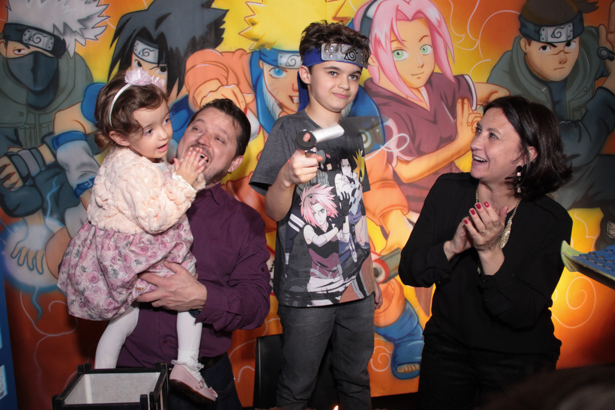 família na mesa do bolo no Buffet Planeta Prime, Alphaville