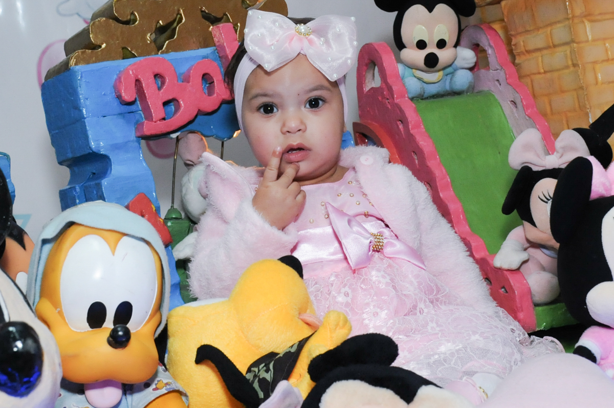 ana clara na mesa decorada da minie rosa  no Buffet infantil na zona norte SP