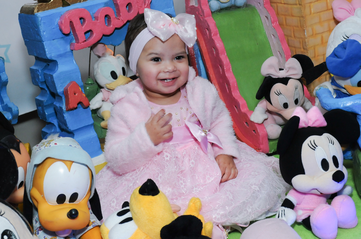 ana clara sorridente na mesa decorada da  minie rosa no Buffet infantil na zona norte SP
