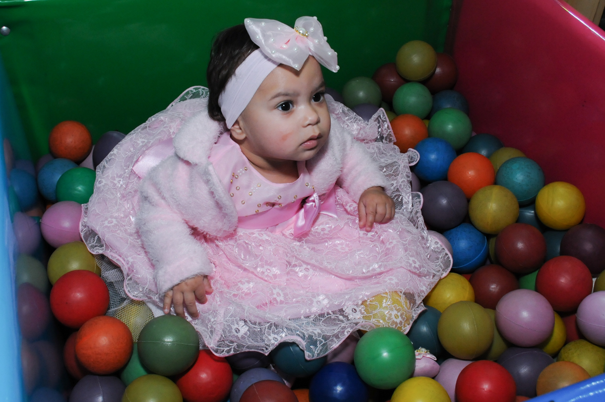 ana clara brincando na piscina de bolinha no Buffet infantil na zona norte SP