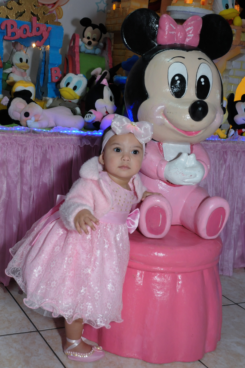 ana clara em pé na mesa da minie rosa no Buffet infantil na zona norte SP