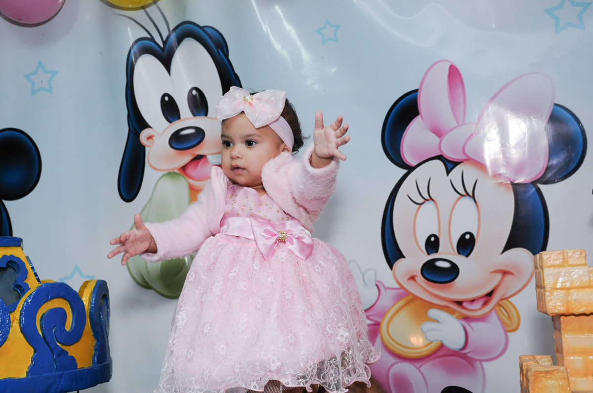 ana clara ficando de pé no Buffet infantil na zona norte SP