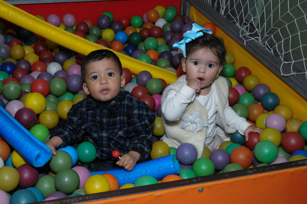 amiguinhos convidados brincando na piscina de bolinha no Buffet infantil na zona norte SP