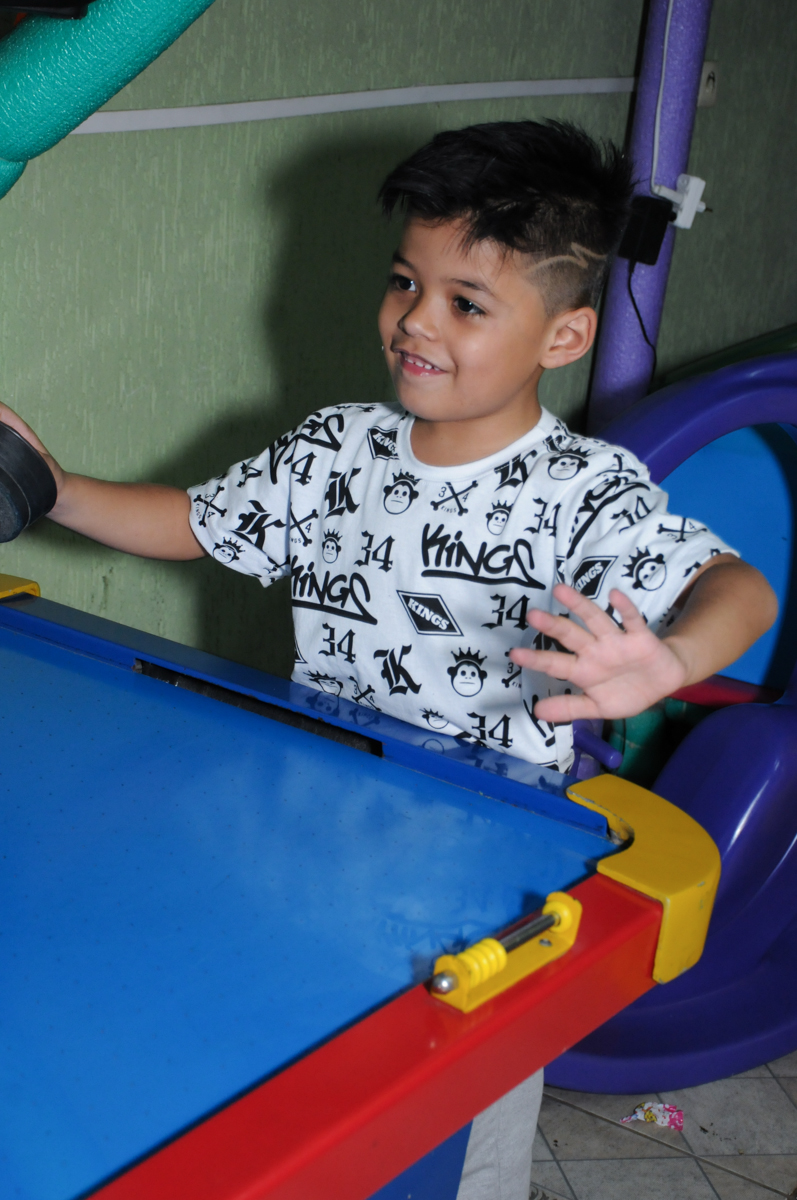 amiguinho jogando no Buffet infantil na zona norte SP