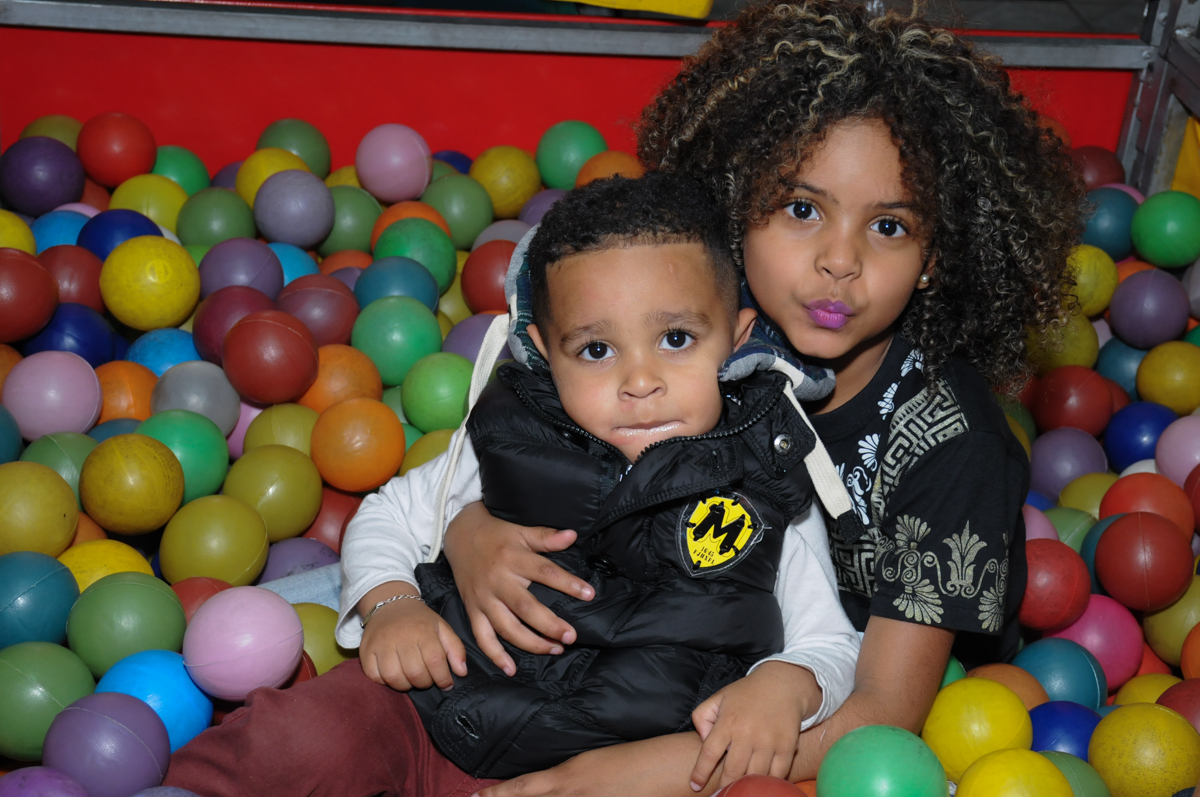 pose para foto na piscina de bolinha no Buffet infantil na zona norte SP