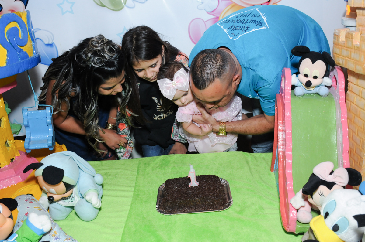 família soprando velinha do bolo no Buffet infantil na zona norte SP