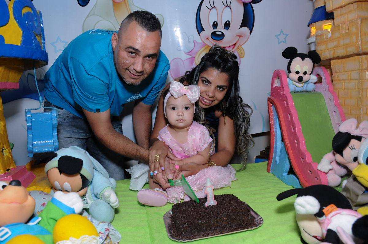 ana clara cortando o bolo na mesa do parabéns no Buffet infantil na zona norte SP