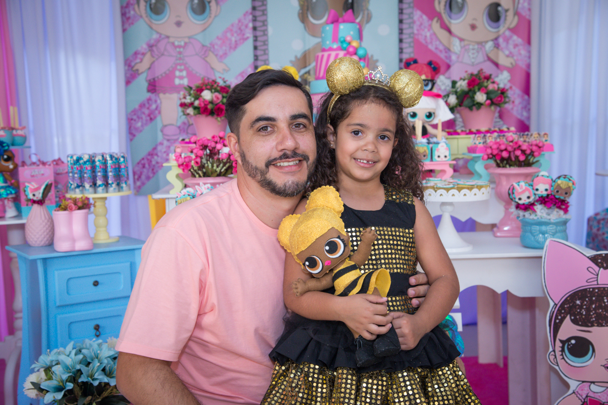 carinho do papai na aniversariante