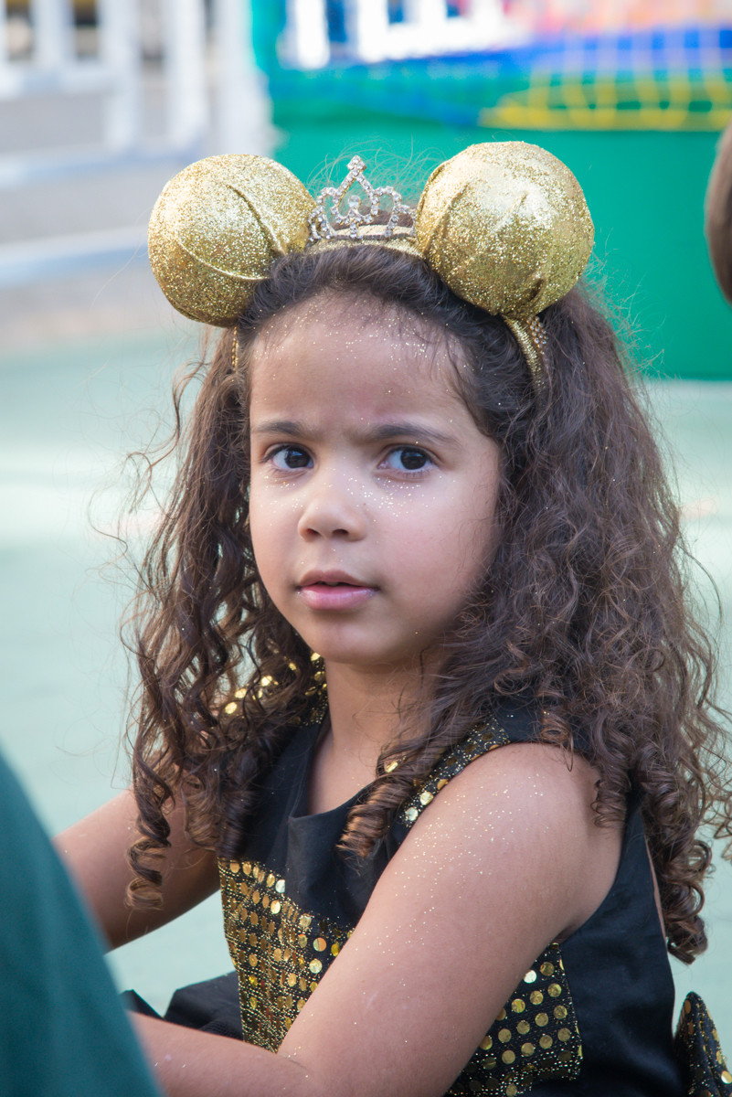aniversariante feliz com sua festa