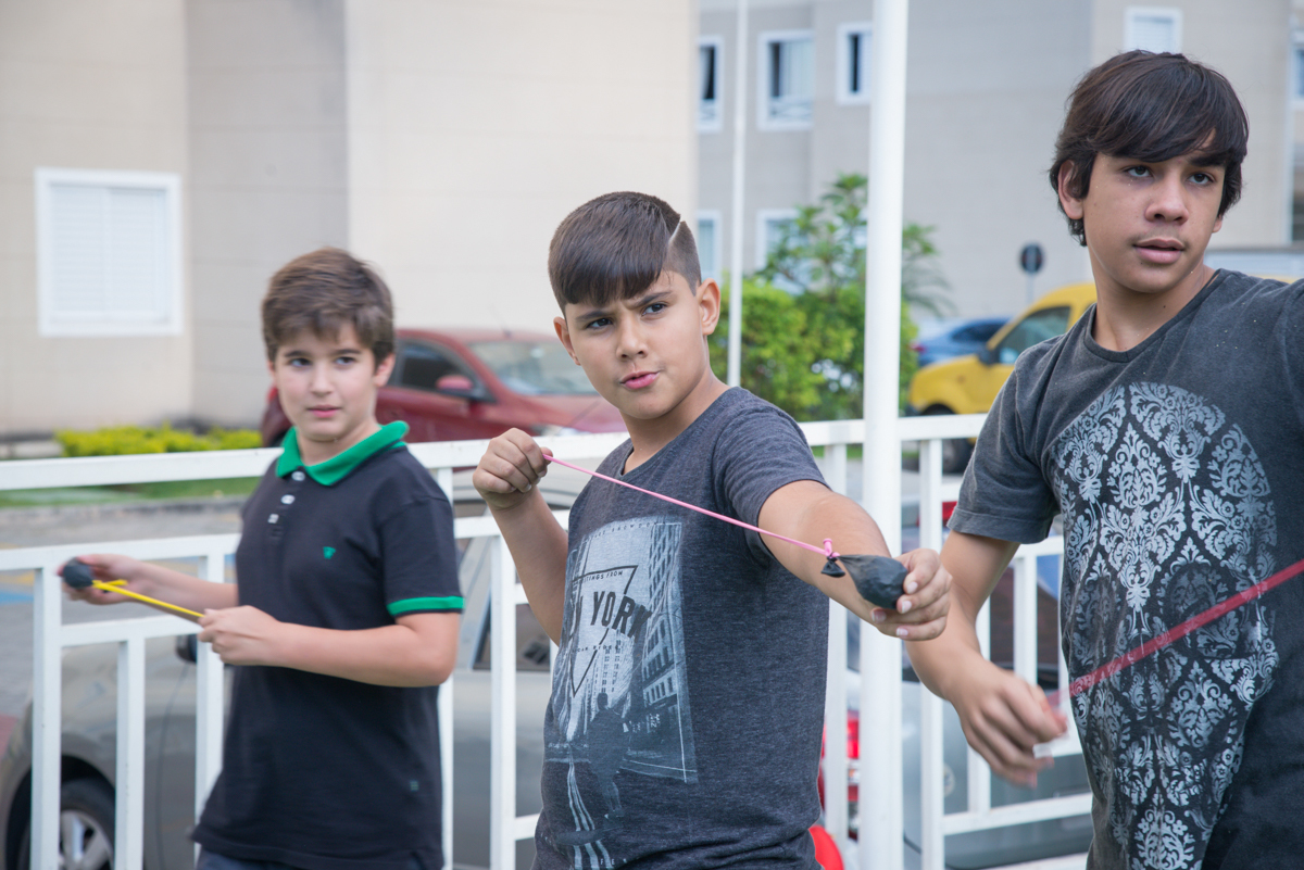 os meninos também brincam muito