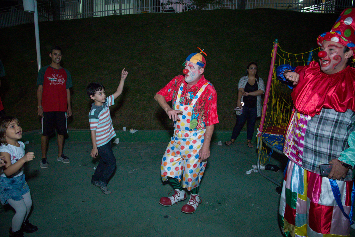 chegou os palhaços para divertir a todos
