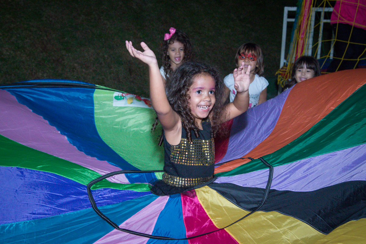 a aniversariante se diverte em sua festa
