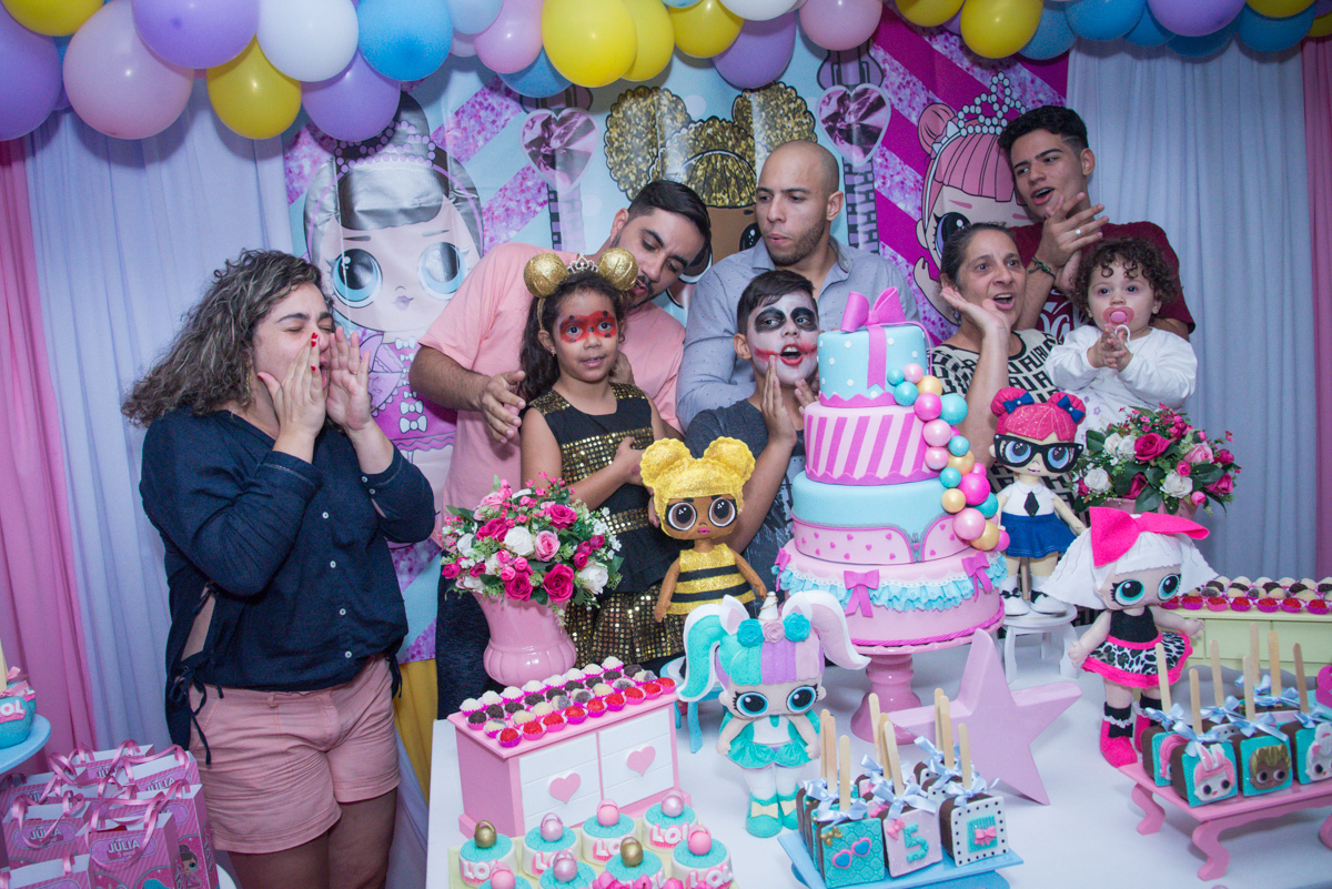 a família cantam um parabéns animado
