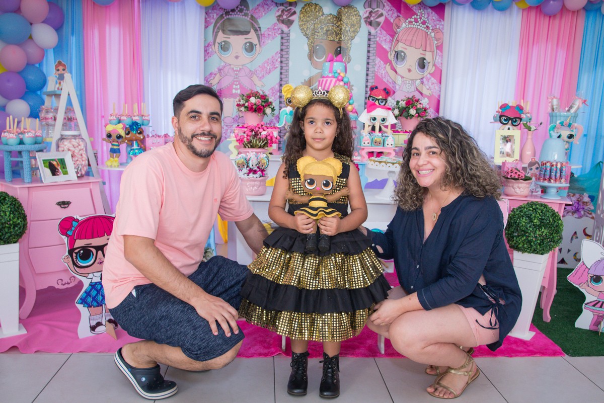 foto com a família na mesa temática