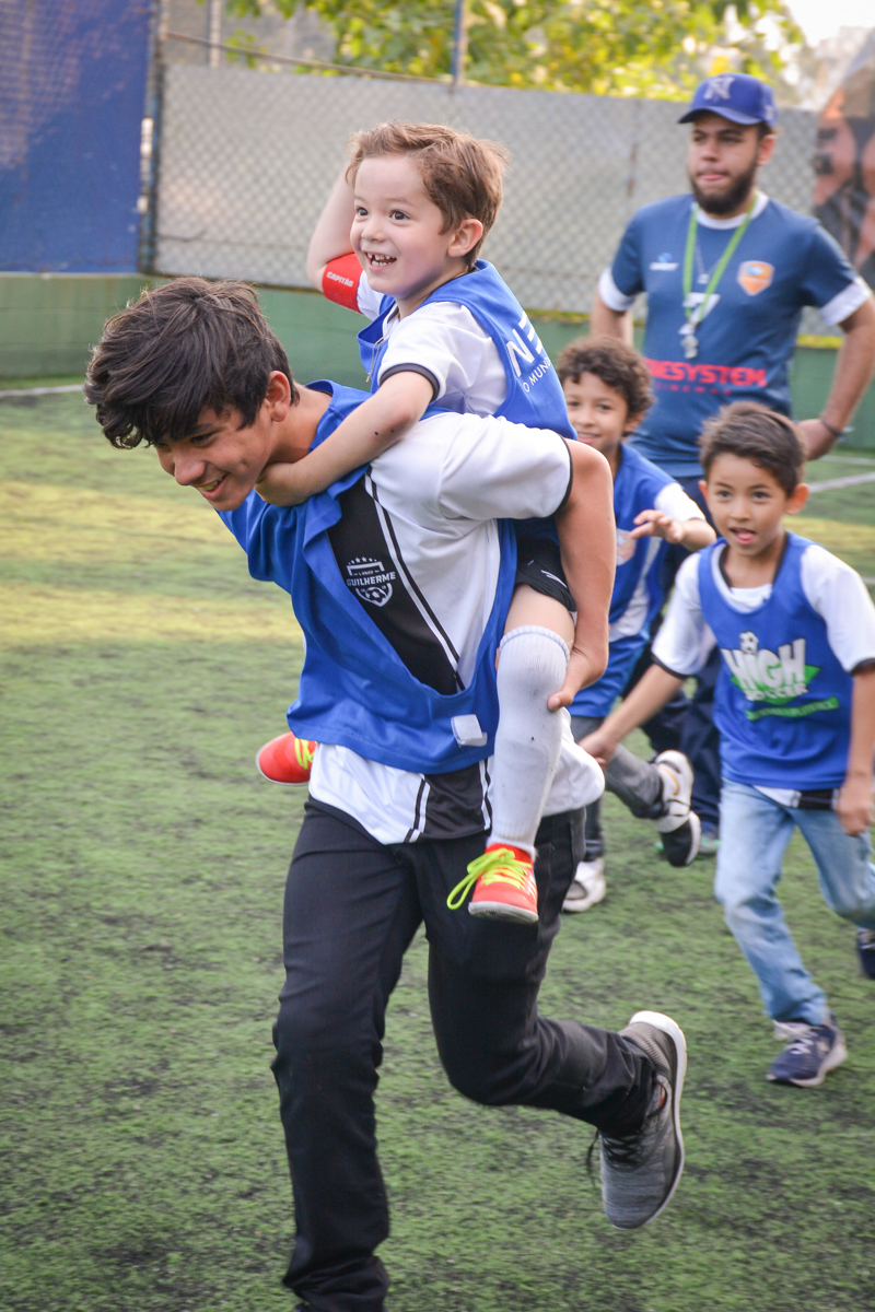 saindo para o abraço depois de gol