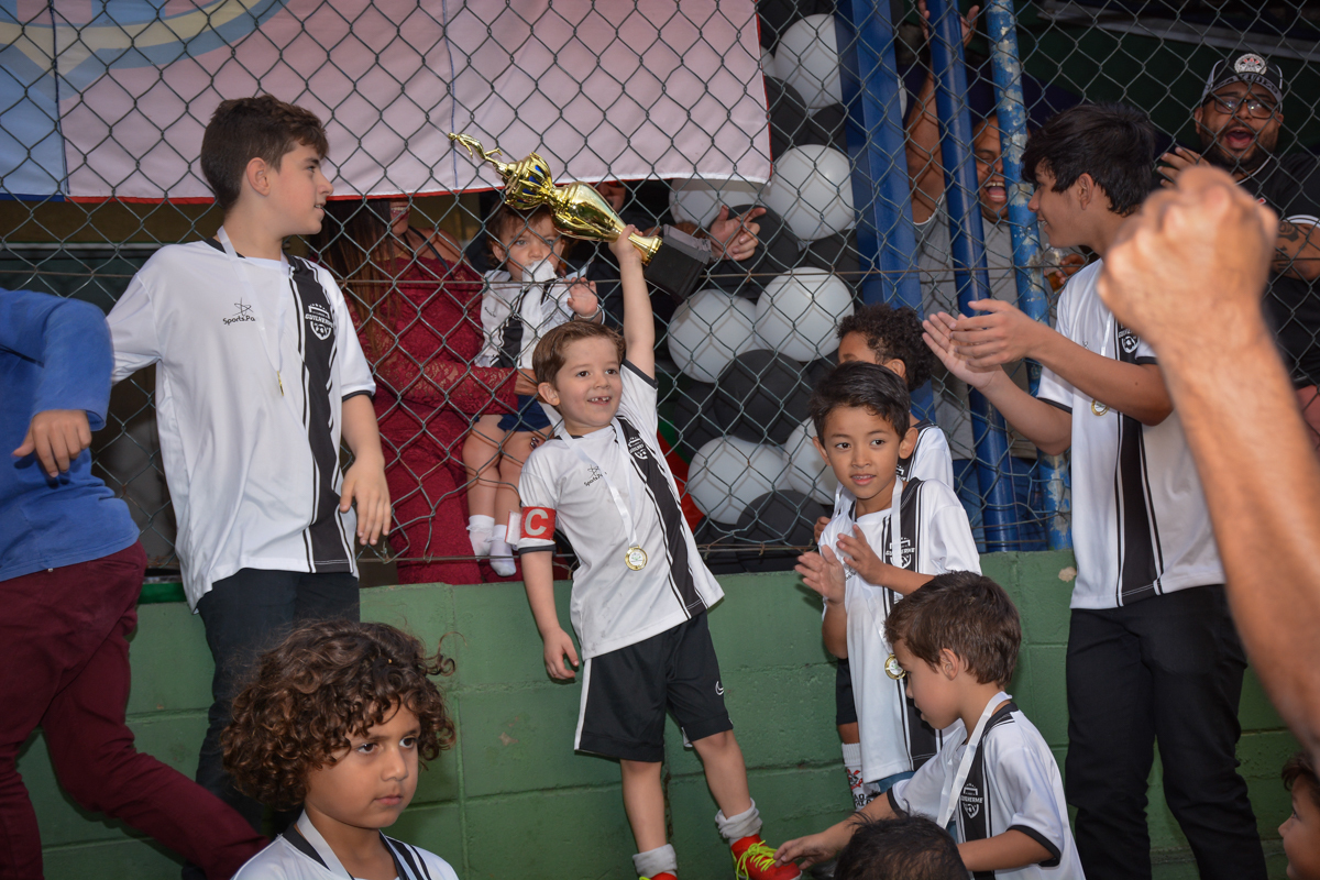 erguendo a taça da vitória