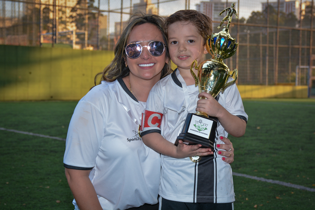 foto com a mãe e a taça