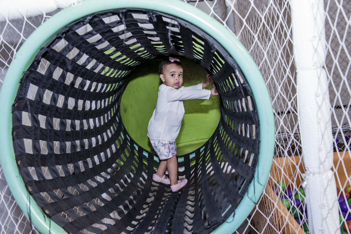 brincando no túnel do brinquedão