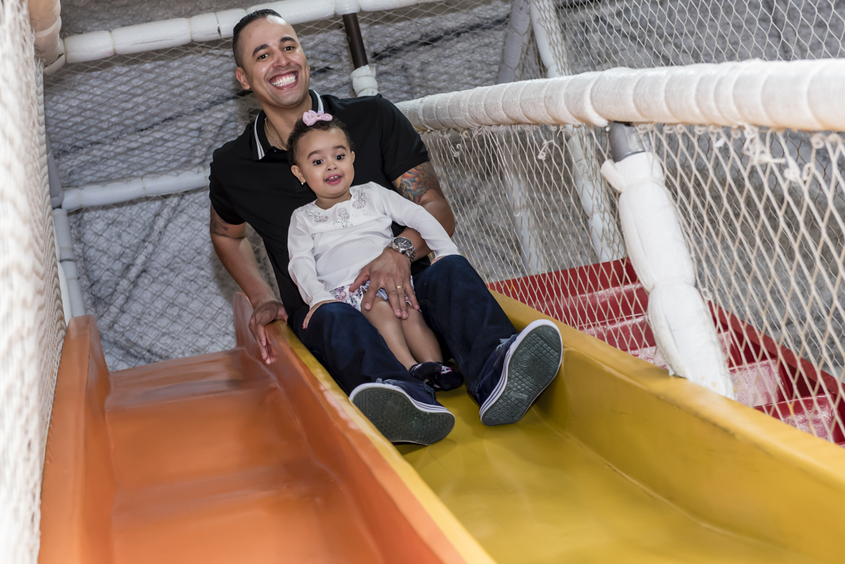descendo no escorregador com o papai