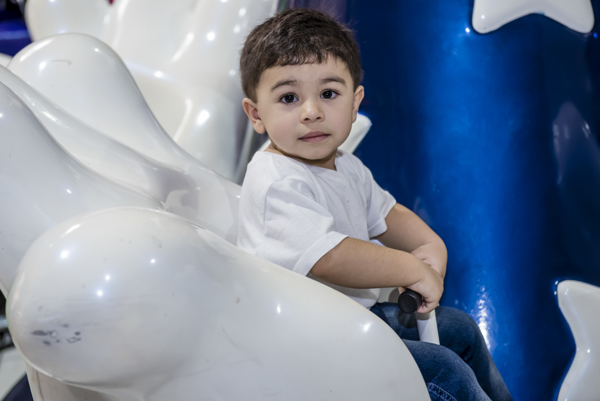 o amigo brinca no escorregador