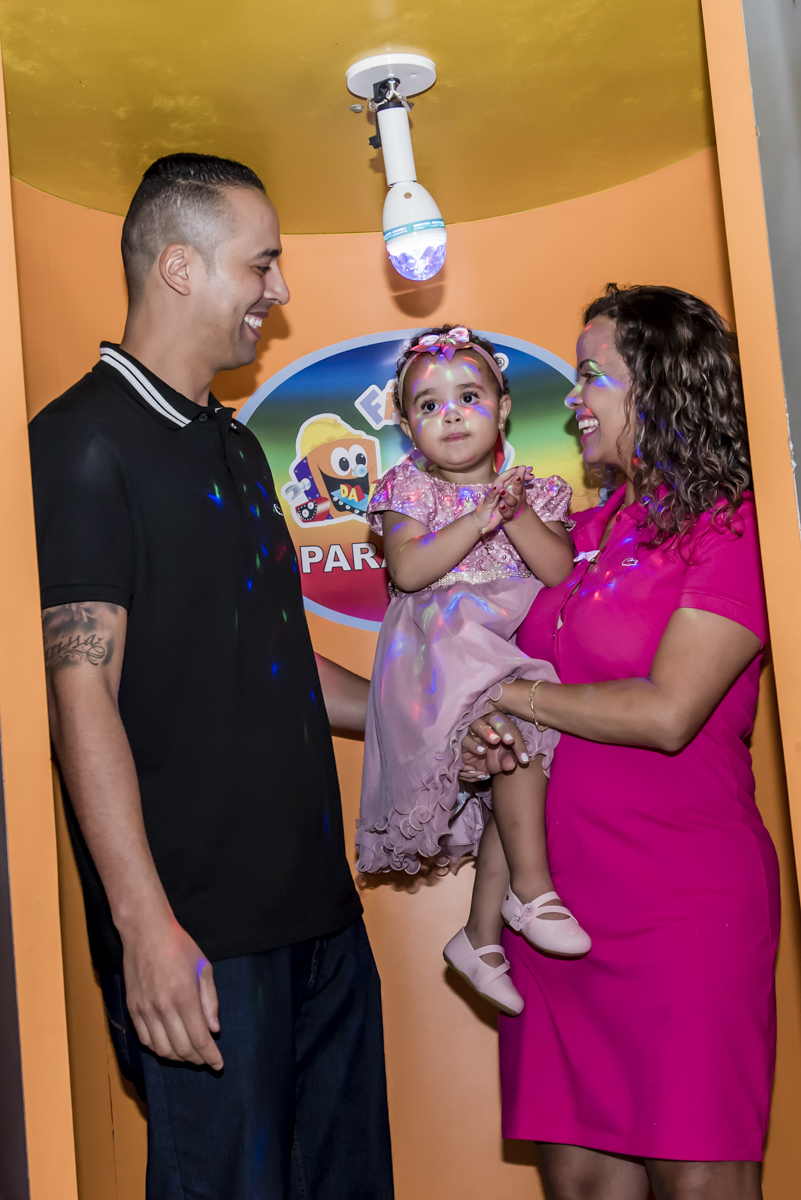 feliz saindo da máquina do parabéns com os pais