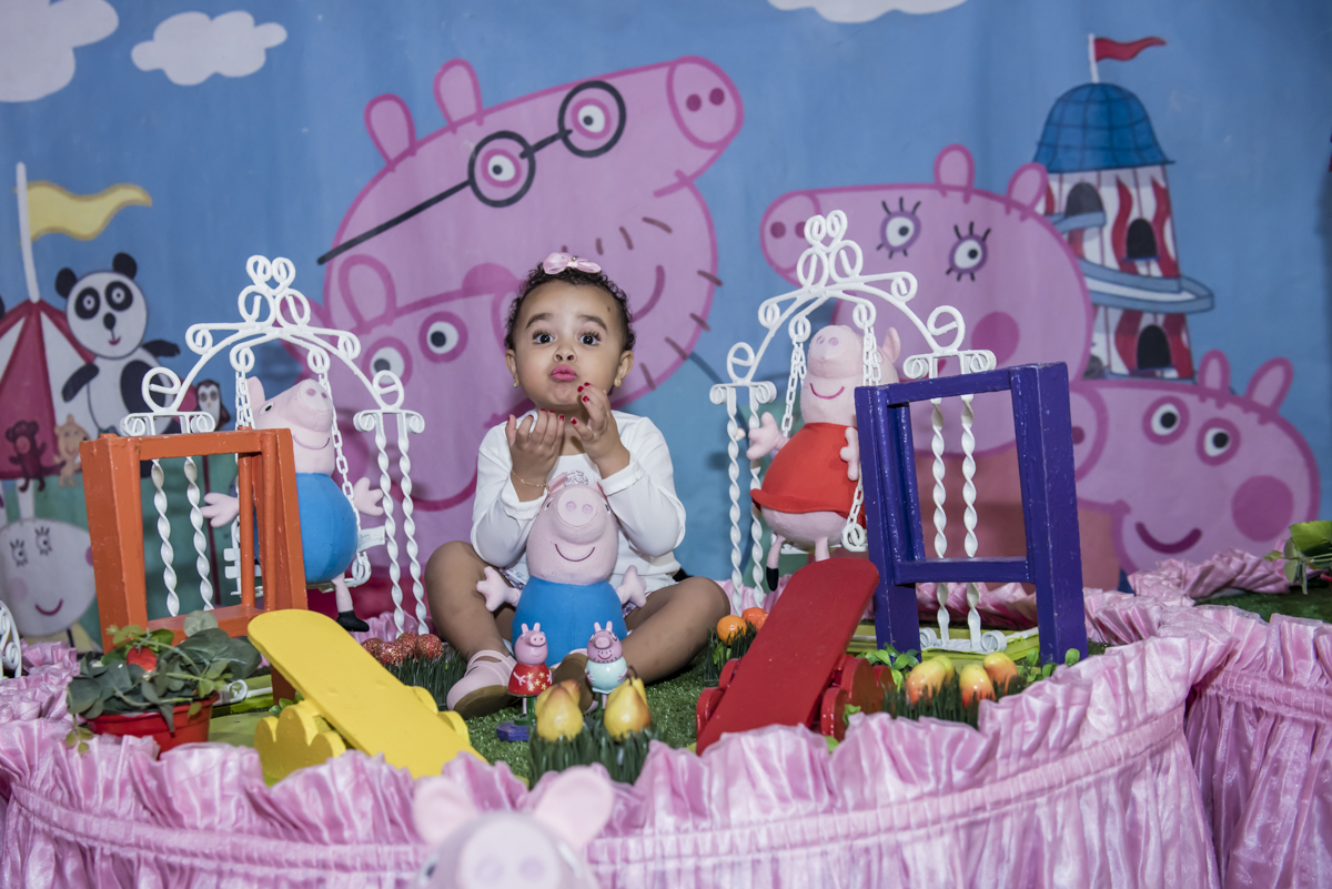 posando para a foto na mesa temática