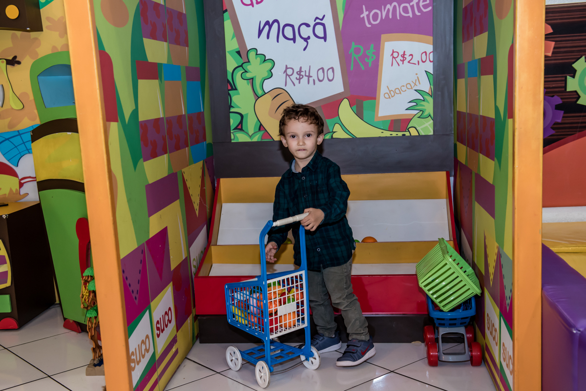 fazendo compras no mercadinho
