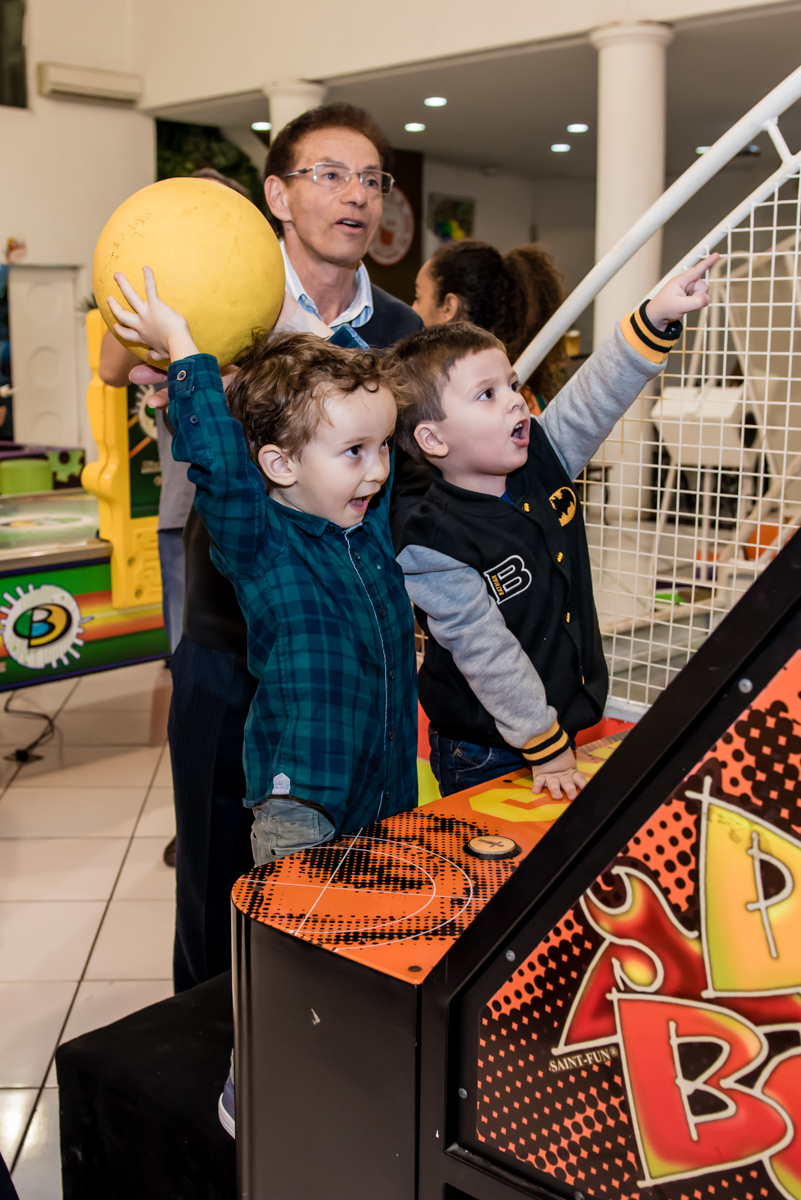 jogo de basquete boll com o amigo