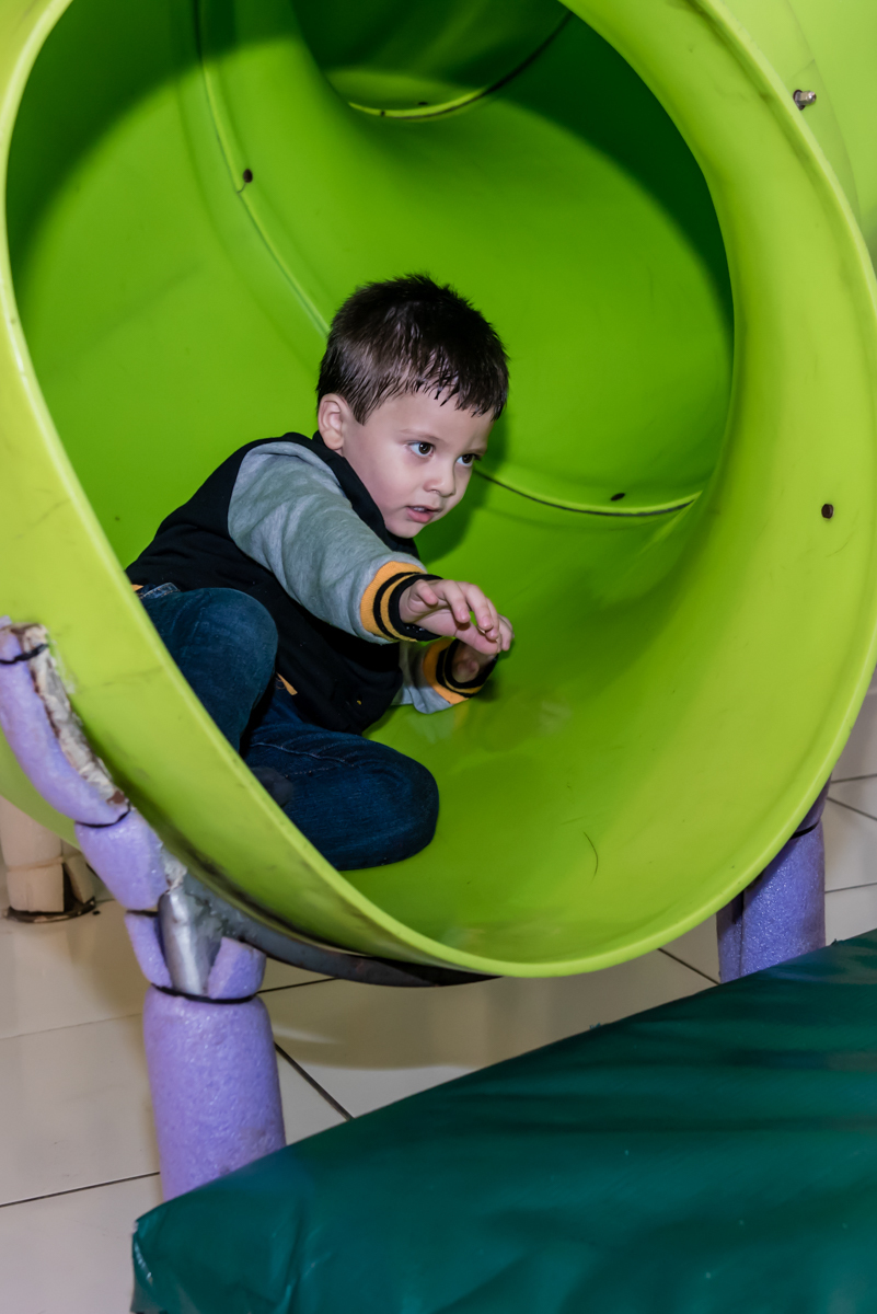 o amigo também brinca no escorregador