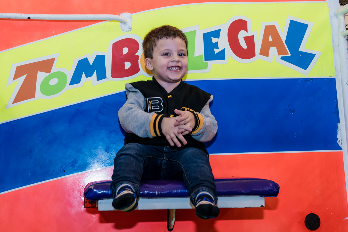 preparando para cair do brinquedo tombo legal