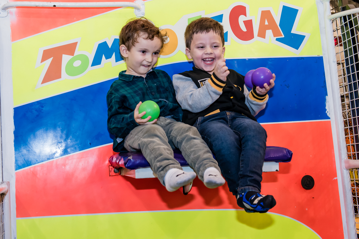 preparando para cair do brinquedo tombo legal em dupla