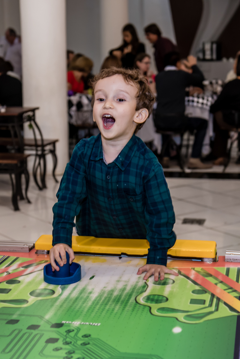 o aniversariante joga futebol de mesa