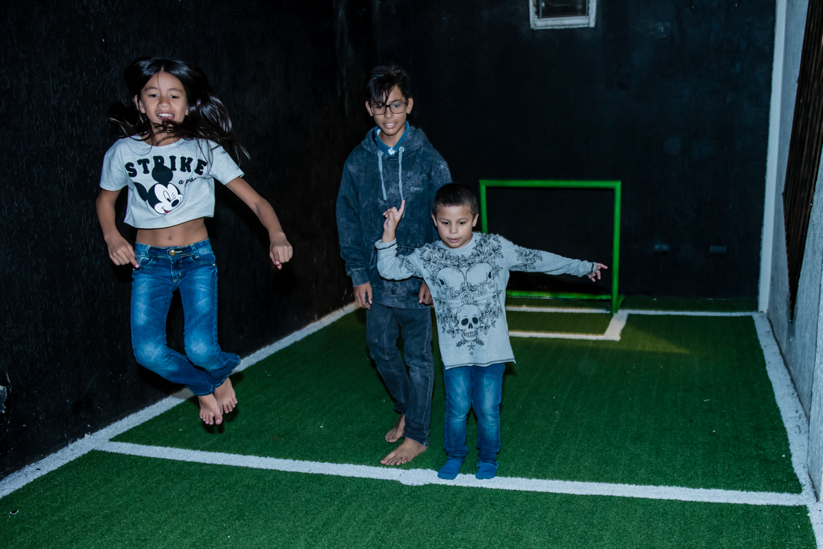 os amigos se reune no campo de futebol