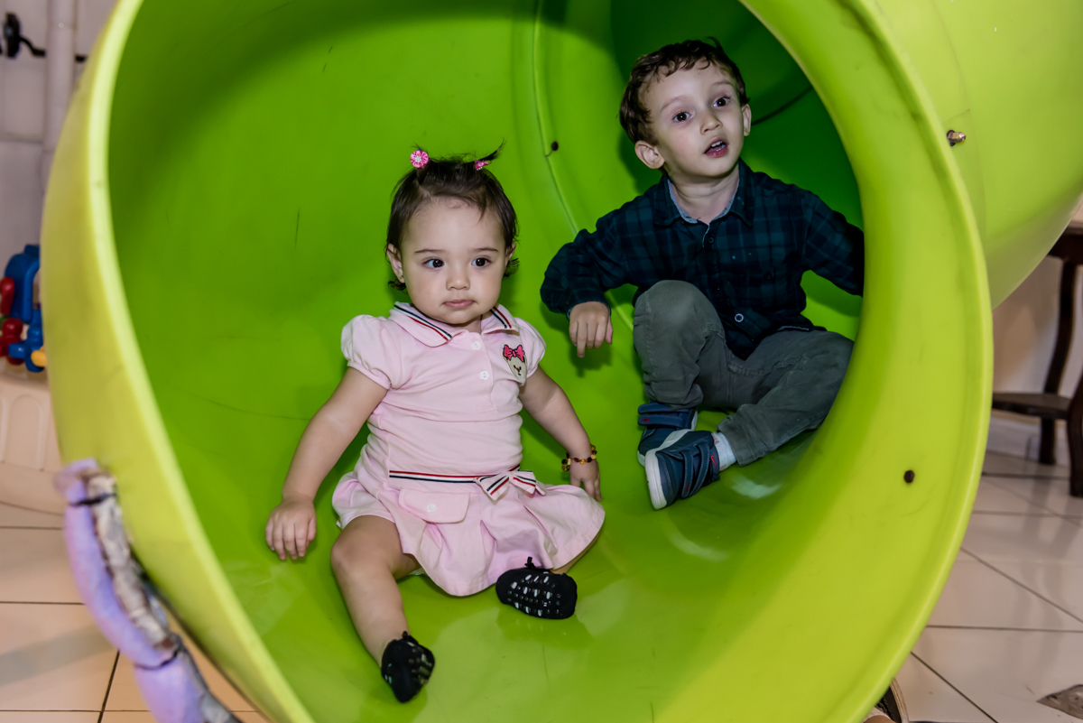 descendo do escorregador com o amigo