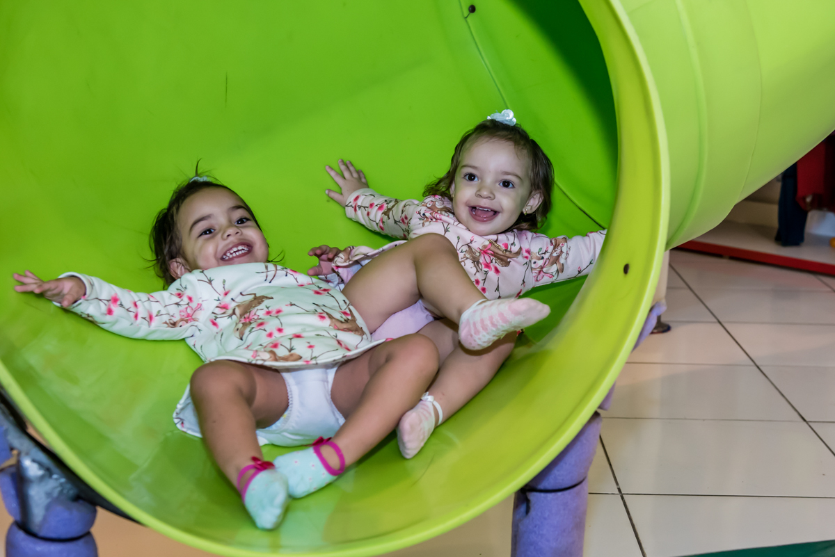 mais crianças escorregam e se divertem