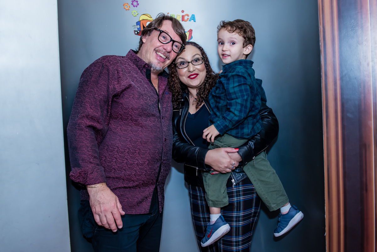 preparando para o cantar o parabéns