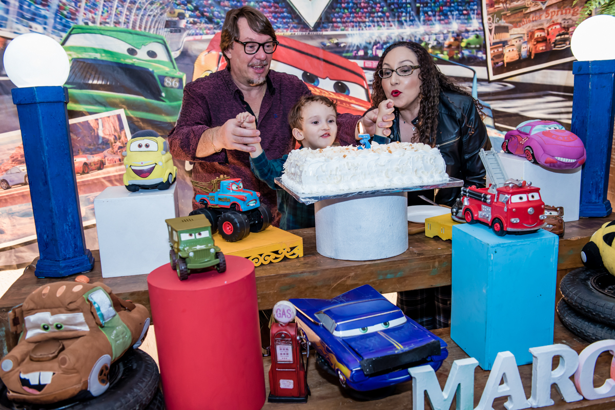 soprando a vela do bolo