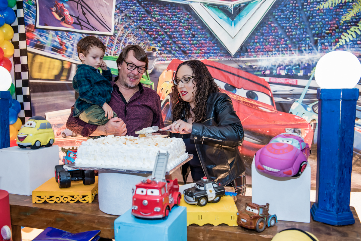 cortando o primeiro pedaço de bolo