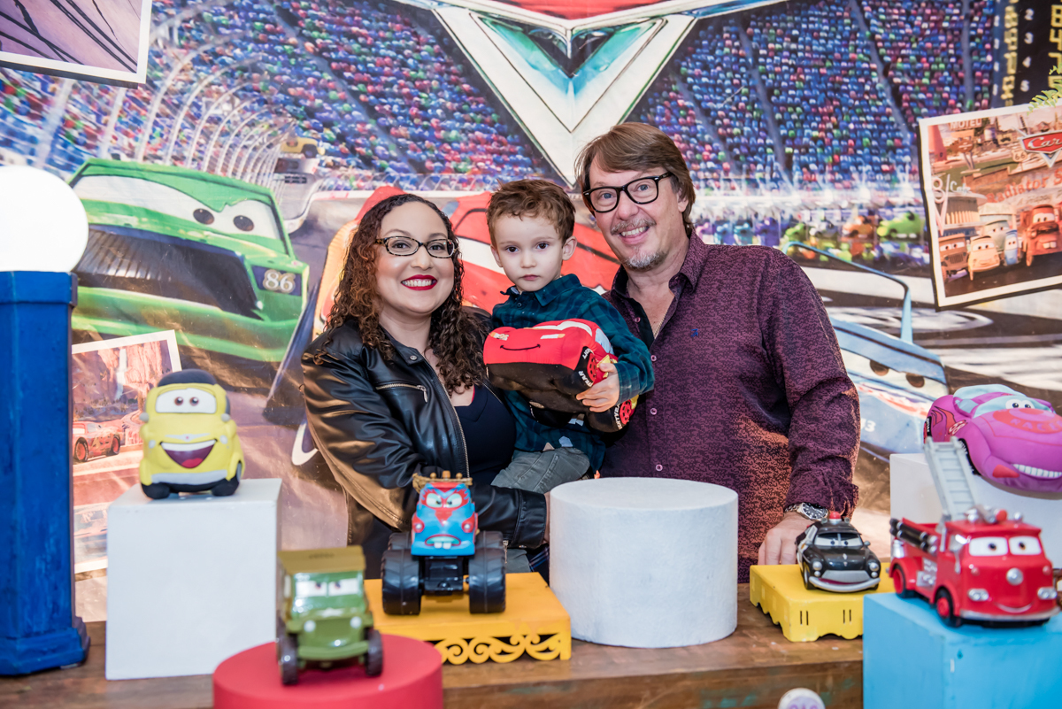 fotografia da família na mesa temática carroas