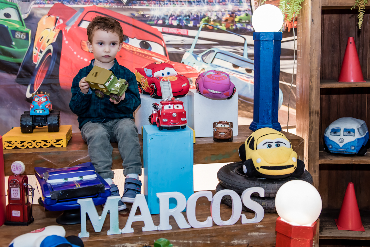 O aniversariante misturado com os personagens da mesa