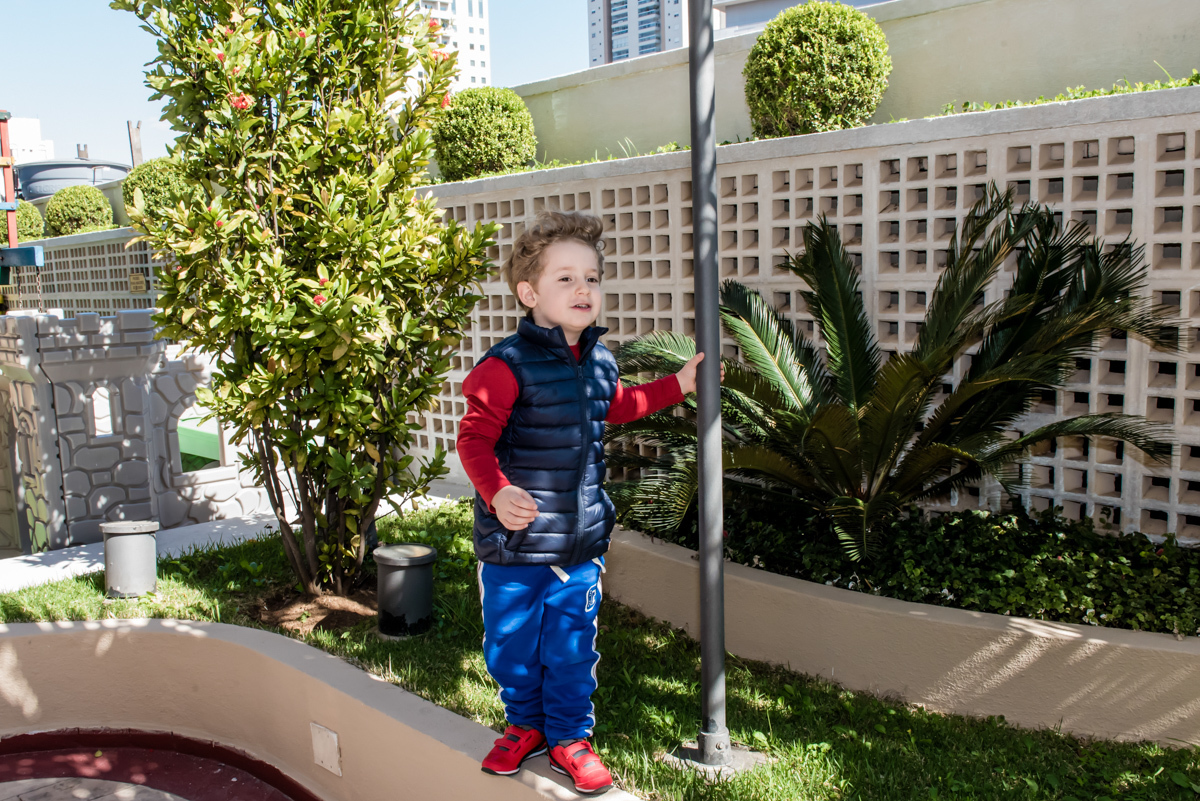 aniversariante esperando os amigos para sua festa