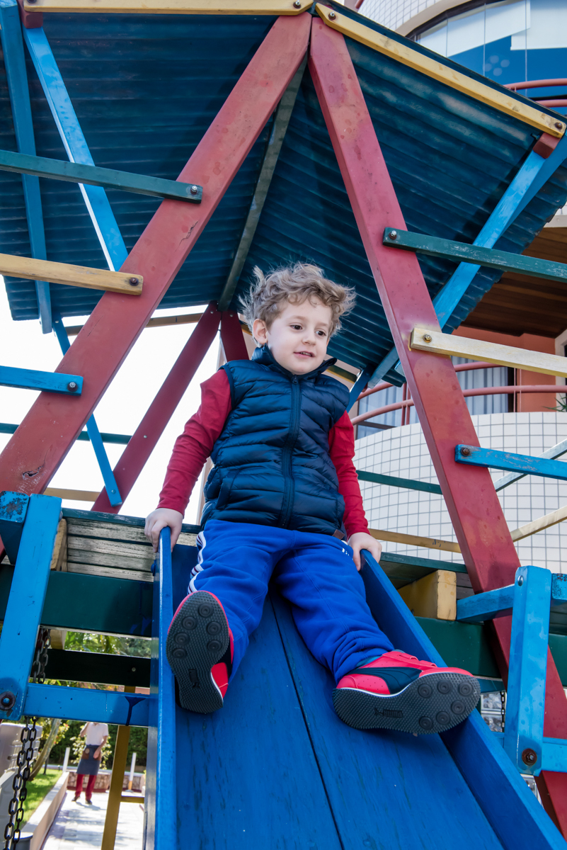 descendo no escorregador do play ggraound