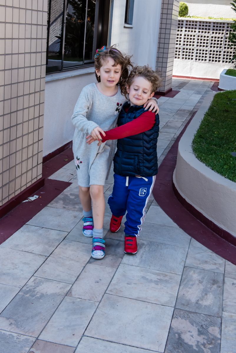 os irmãos passeiam no condomínio