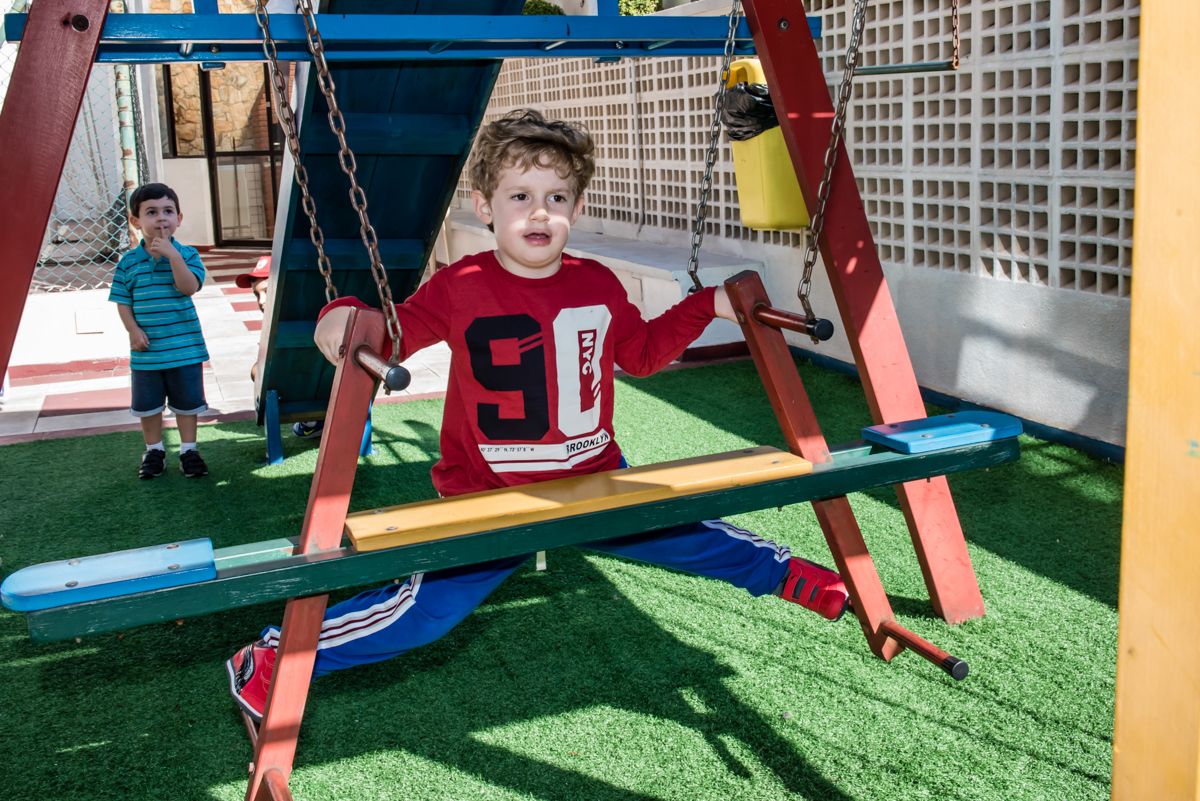 o aniversariante brinca no balanço