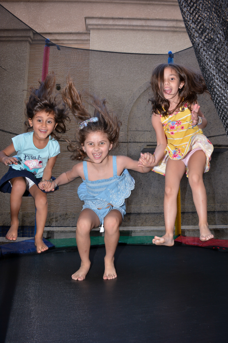 pulo na cama elástica com os amigos