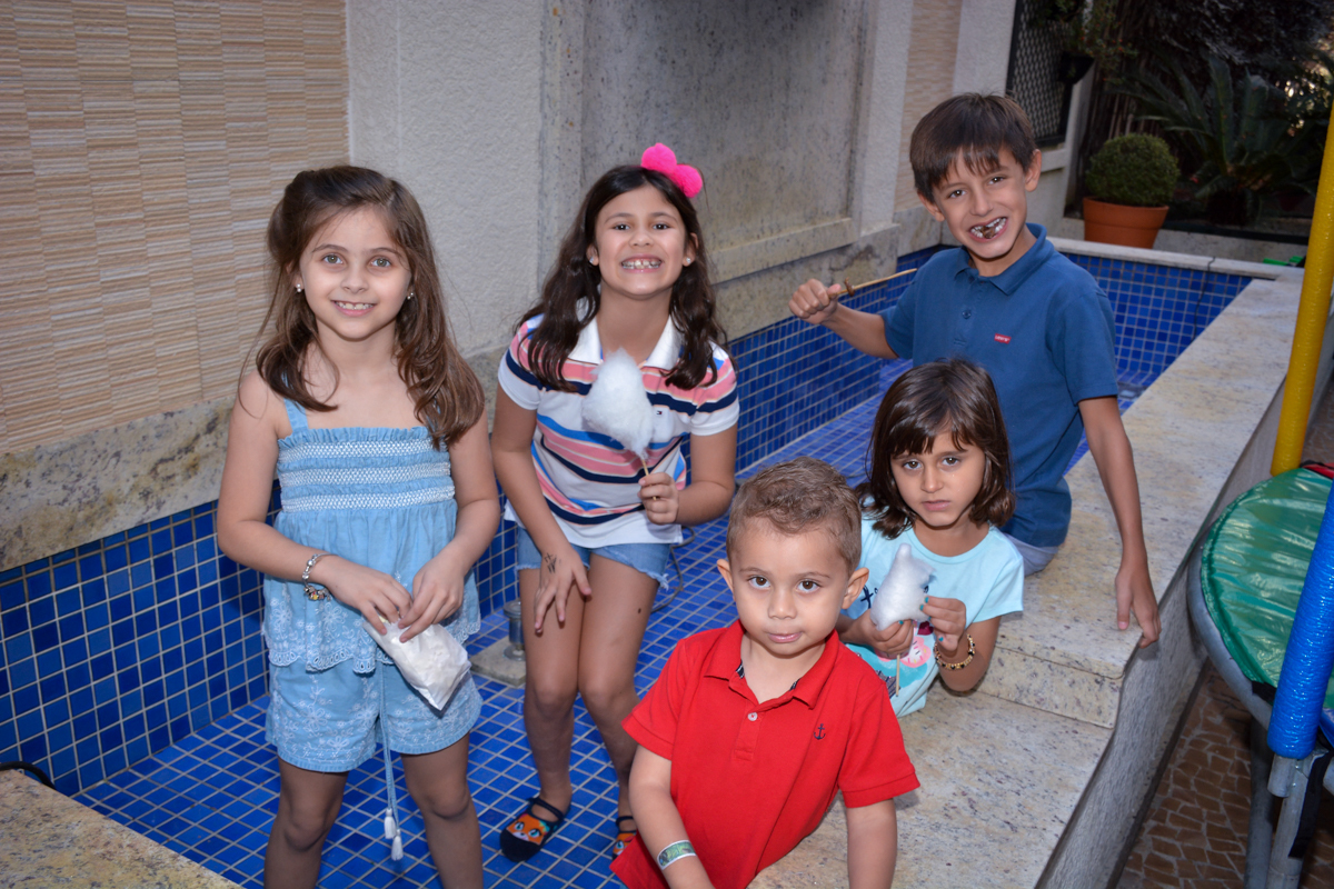 amigos brincam em volta da piscina