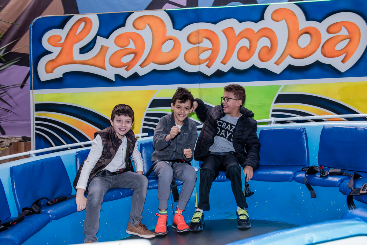 os amigos brincam no labamba