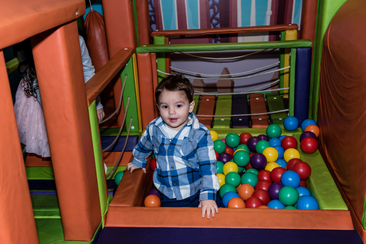 brincando na piscina de bolinhas
