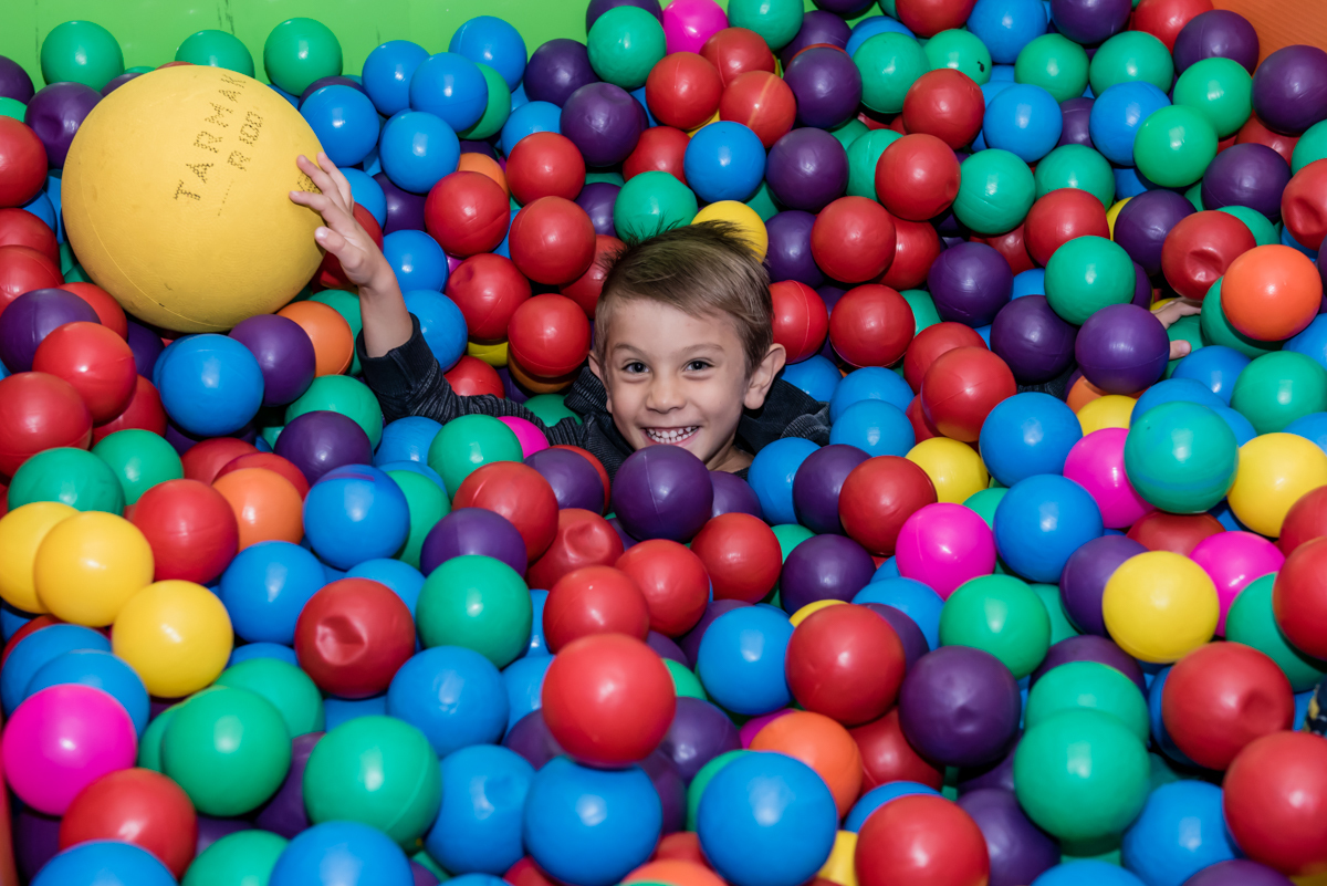 crianças se divertem na piscina de bolinhas